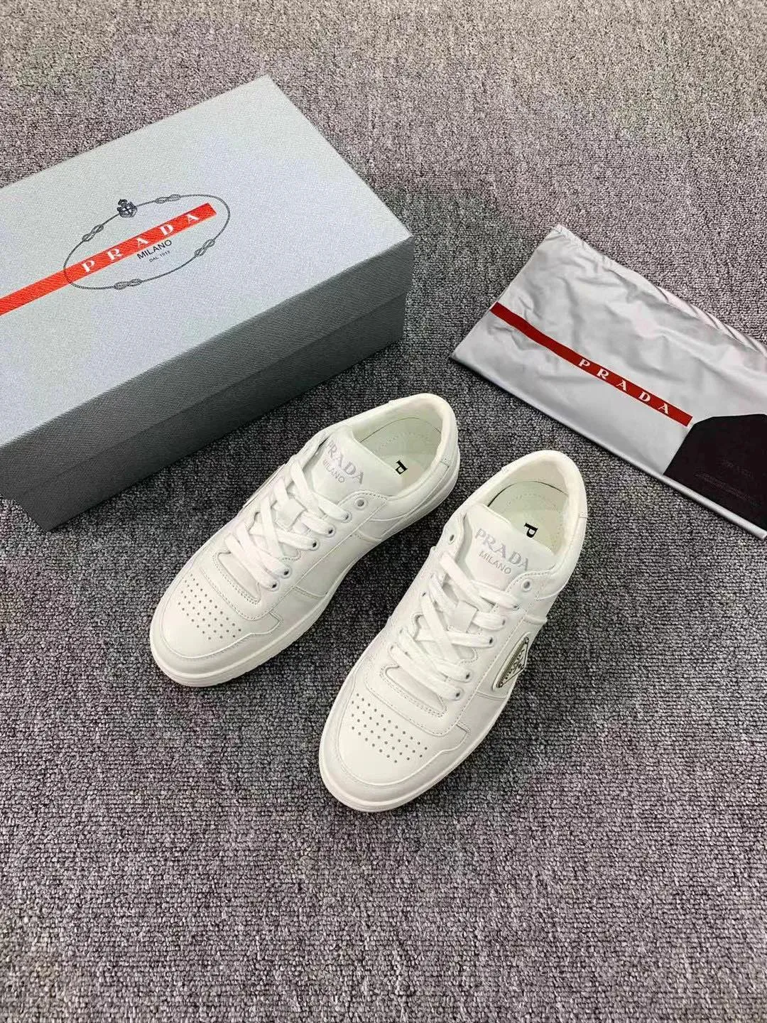 P380 Yuan 38-45 Prada Prada’s new men’s leather sports shoes, the highest version on the market, any comparison is welcome🆚! The original leather has excellent texture and is super high-end! Fetal sheep net lining imported from Italy, removable pad! Luxurious materials and fine workmanship, highly recommended!